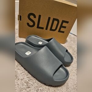 NIB Yeezy Slides